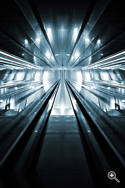 Abstrakte Reflexion einer Rolltreppe im Bahnhof von Antwerpen, Belgien.