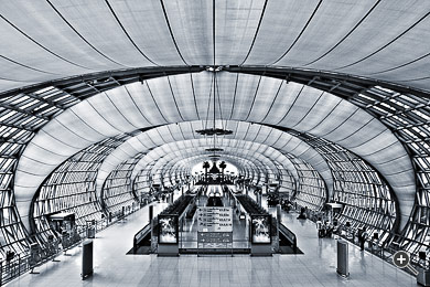 Moderne Architektur am Flughafen Suvarnabhumi Bangkok, Thailand.