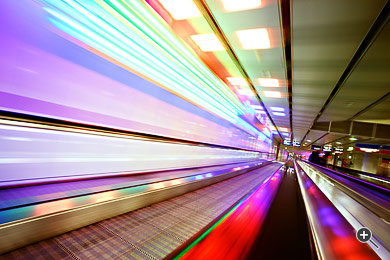Farbenfroher Verbindungsgang am Flughafen M&uuml;nchen, Deutschland.