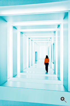 Frau in einem architektonisch modernen Durchgang im BMW-Museum in M&uuml;nchen, Deutschland.
