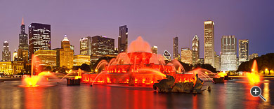 Skyline im Sonnenuntergang hinter dem Buckingham-Springbrunnen in Chicago, USA.