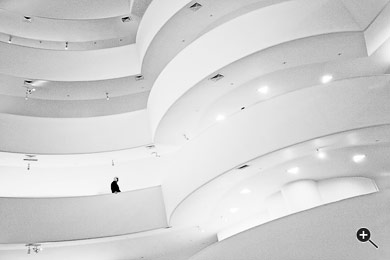 Mann im Guggenheim-Museum in New York, USA.