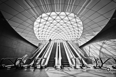 Mann auf einer Rolltreppe in der modernen Station Triangeln in Malm&ouml;, Schweden.