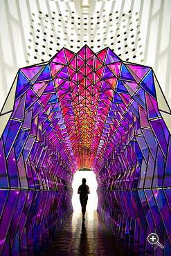 Frau steht zwischen moderner Kunst im Museum of Modern Art in San Francisco, USA.