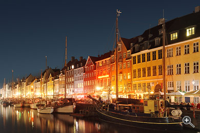 Abendaufnahme des beleuchteten Nyhavn-Hafens in Kopenhagen, D&auml;nemark.