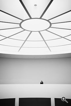 Mann blickt von der Kuppel im Museum Pinakothek der Moderne hinab in M&uuml;nchen, Deutschland.