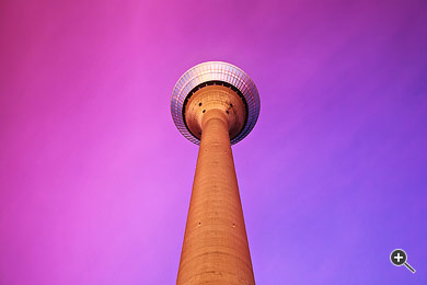 Der Rheinturm im Sonnenuntergang in D&uuml;sseldorf, Deutschland.