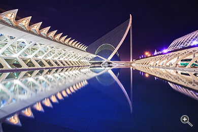 Moderne Architektur der Geb&auml;ude L'Agora und El Museu de les Ciencies Principe Felipe in der Stadt der K&uuml;nste und Wissenschaften in Valencia, Spanien.