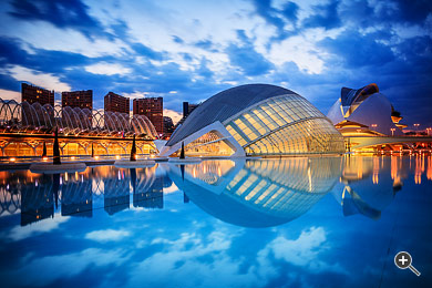 Moderne Architektur der Geb&auml;ude Palau de les Arts Reina Sofia (Opernhaus) und L'Hemisferic (IMAX-Kino) in der Stadt der K&uuml;nste und Wissenschaften in Valencia, Spanien.