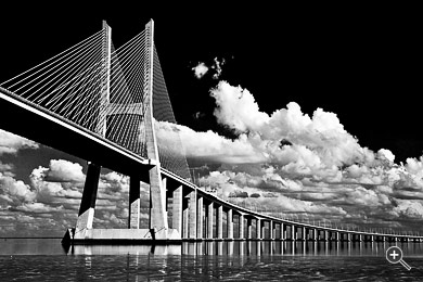 Vasco-da-Gama-Br&uuml;cke in Lissabon, Portugal.