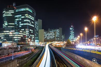 Die vorbeifahrende U-Bahn-Linie U1 und die Donau-City in Wien, &Ouml;sterreich.