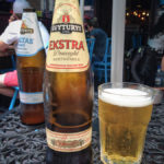 Litauisches Bier Švyturys im Blue Bird Café im Gozsdu-Hof