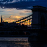 Silhouette der Kettenbrücke und Matthiaskirche während des Sonnenuntergangs