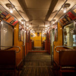 Innenansicht einer historischen U-Bahn im U-Bahn-Museum in Budapest