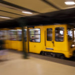 Einfahrender Zug in der U-Bahn-Station Oktogon auf der historischen Linie M1 in Budapest