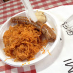 Bratwurst mit Senf und Szegediner Kraut auf der Fressmeile in der Markthalle