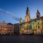 Das beleuchtete Rathaus auf dem Marktplatz von Budweis