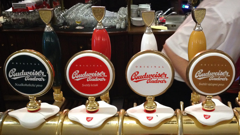 Vier Zapfsäulen von Budweiser