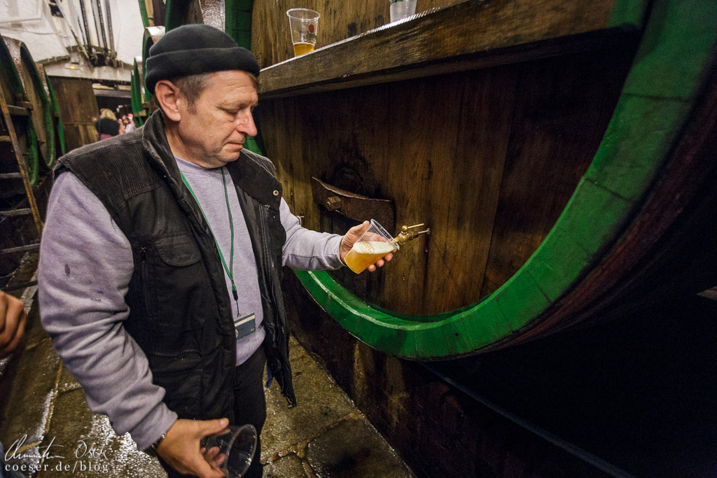 Ein Braumeister zapft direkt vom Fass in der Brauerei Pilsner Urquell
