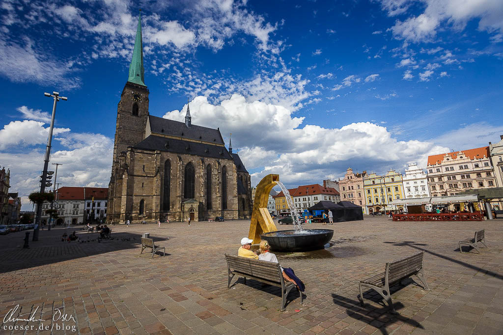St.-Bartholomäus-Kathedrale und ein goldener Brunnen auf dem Hauptplatz in Pilsen