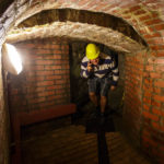 Besucher mit Helm in den Pilsner historischen Kellern