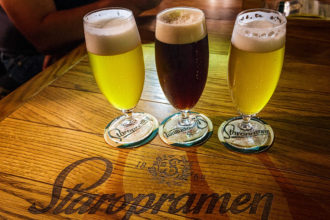 Drei Biergläser gefüllt mit Staropramen