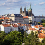 Blick auf die Prager Burg auf dem Weg bergab in die Altstadt