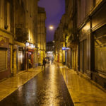 Abendlich beleuchtete Straße Rue Saint-James