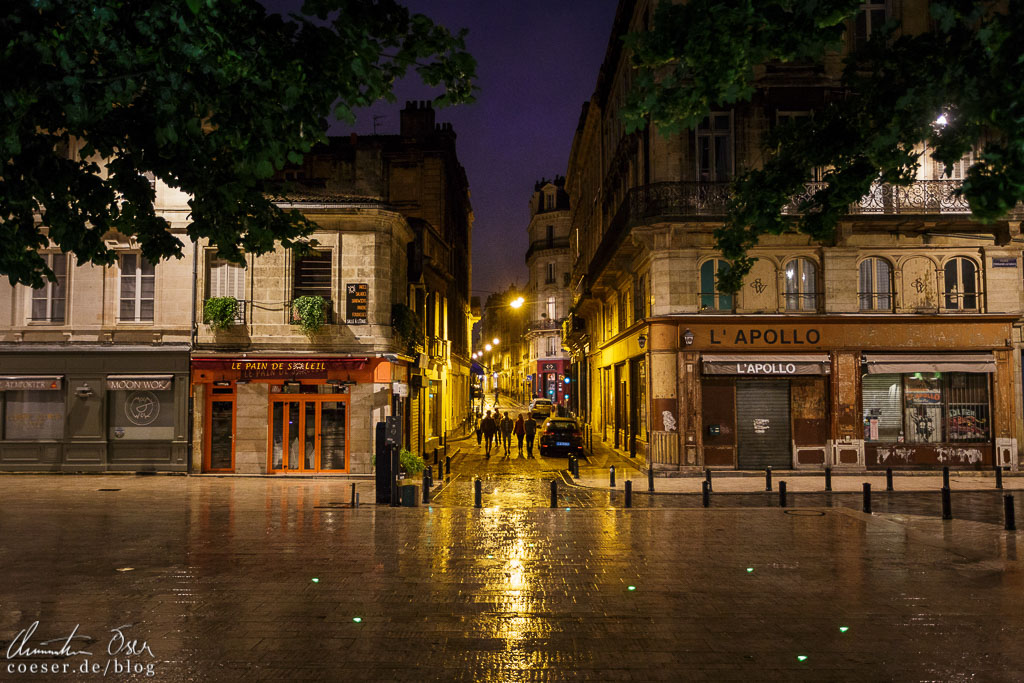 Abendlich beleuchteter Place Fernand Lafarge in Bordeaux