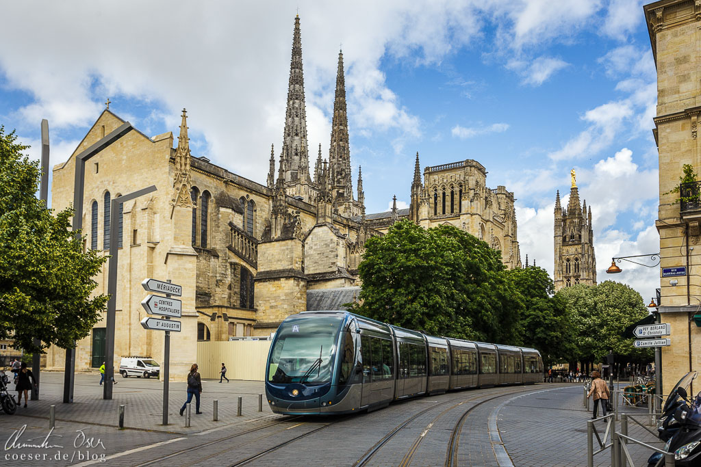 Moderne Straßenbahn vor der Kathedrale Saint-André und dem Glockenturm Tour Pey-Berland in Bordeaux