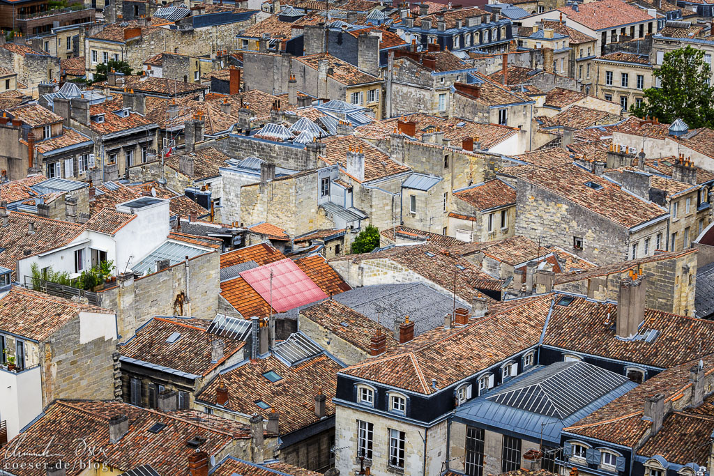 Blick vom Glockenturm Tour Pey-Berland auf Häuserdächer in Bordeaux