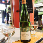 Eine Flasche Muscadet Sèvre et Maine aus der Weinbauregion Loire im Bistro Poulette in der Markthalle Marché des Capucins