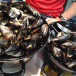 Miesmuscheln mit Pommes Frites (Moules-Frites) im Bistro Poulette in der Markthalle Marché des Capucins