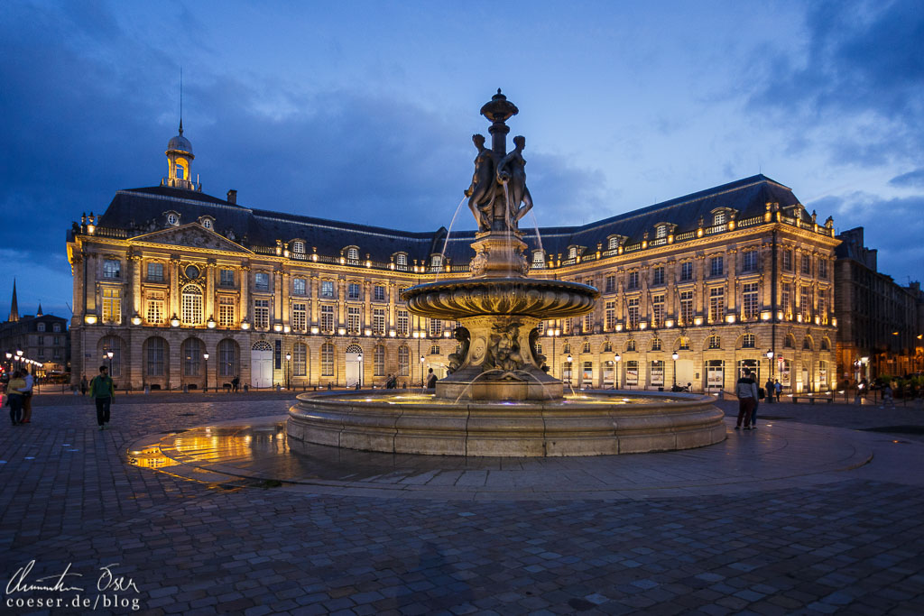 Brunnen der drei Grazien auf dem beleuchteten Place de la Bourse in Bordeaux