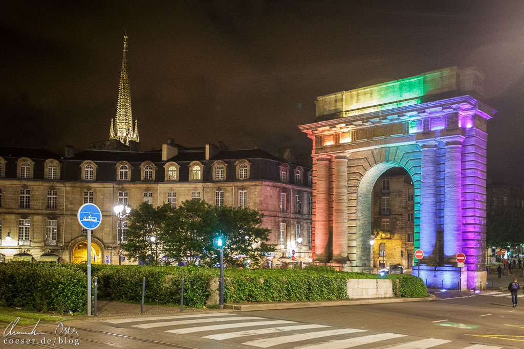 In Regenbogenfarben beleuchteter Triumphbogen Porte de Bourgogne in Bordeaux