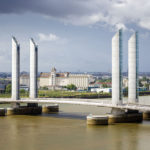 Blick auf die Pont Jacques-Chaban-Delmas von der Terrasse der Cité du Vin aus gesehen