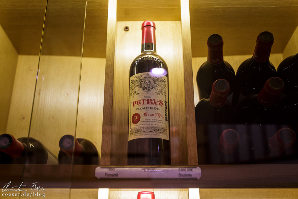 Eine Flasche Rotwein des Château Pétrus in der Vinothek L’Intendant in Bordeaux