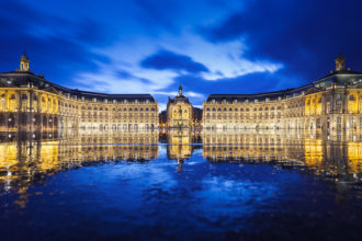 Der beleuchtete Place de la Bourse in Bordeaux