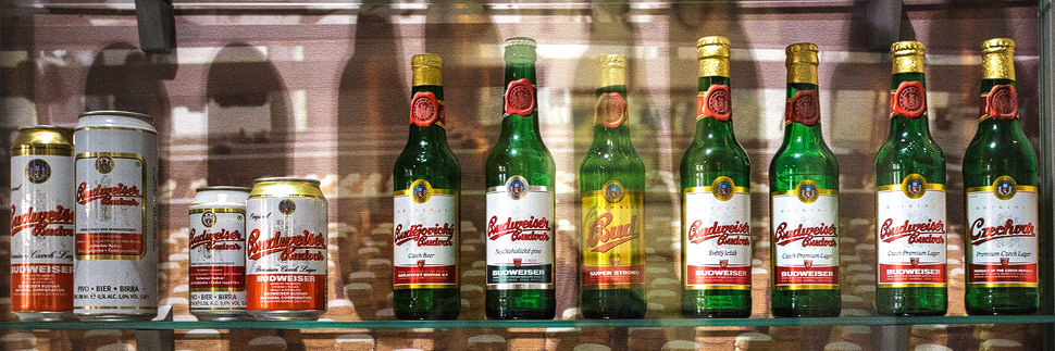Historische Bierflaschen in der Brauerei Budweiser Budvar in Budweis