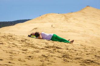 Ein Pärchen liegt auf der Wanderdüne Dune du Pilat