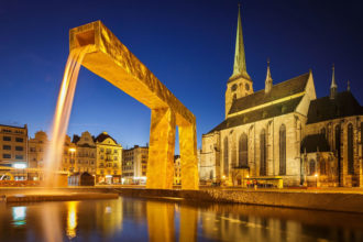 Goldener Brunnen auf dem Platz der Republik in Pilsen