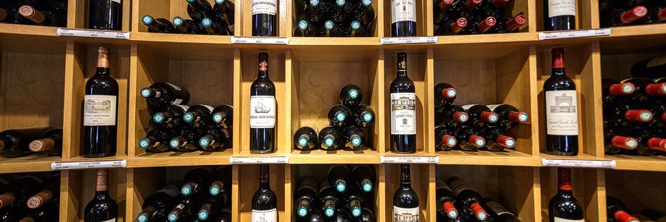 Weinflaschen in der Vinothek L'Intendant in Bordeaux