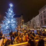 Abendlich beleuchteter Weihnachtsmarkt auf dem Freiheitsplatz (Náměstí Svobody)