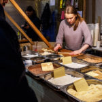 Zubereitung von Baumkuchen (Trdelník) auf dem Weihnachtsmarkt im Park Moravské náměsti