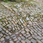 Stolpergefahr durch unebene Wege in der Altstadt