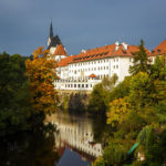 Blick auf das Hotel Růže im ehemaligen Jesuitenkolleg aus dem 16. Jahrhundert, dahinter die Kirche St. Veit