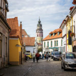 Die kleine Straße Rooseveltova am östlichen Ende der Altstadt mit Blick auf den Schlossturm