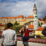 Touristen auf der Aussichtsplattform am östlichen Eingang der Altstadt