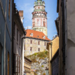 Blick durch eine enge Gasse in der Altstadt auf den Schlossturm