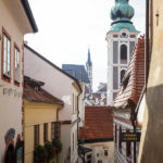 Blick durch eine enge Gasse auf die Kirche St. Jobst (vorne) und die Kirche St. Veit